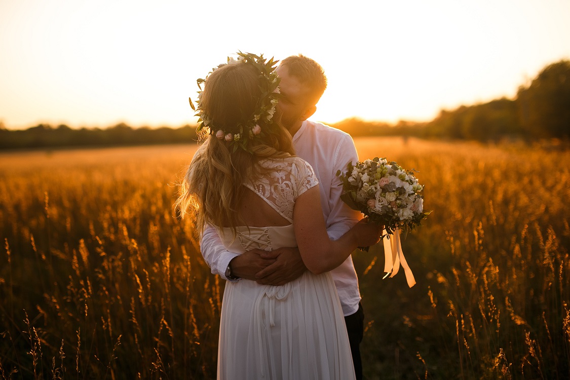 Newlyweds kissing at sunset - Koofr blog
